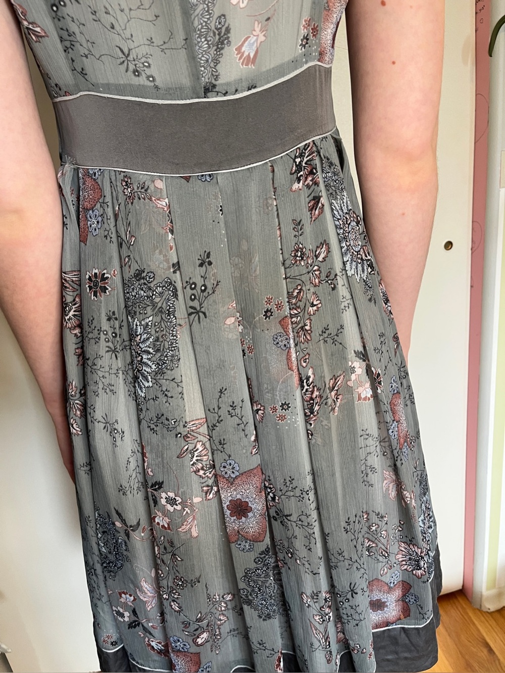 Sleeveless Floral Midi Dress in Grey Silk - Picture 2 of 8